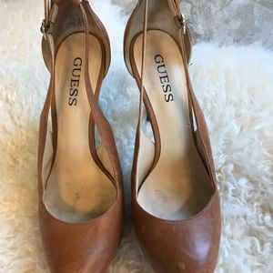 Guess! Platform pumps